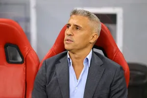 HLV Hernan Crespo từ người hùng thành tội đồ trong... “một nốt nhạc”