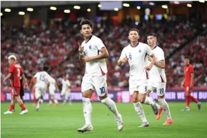 Tuyển Thái Lan ngược dòng ở Singapore lấy vé vào bán kết