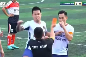 Cựu tuyển thủ Lê Sỹ Mạnh hung hăng đánh trọng tài ở giải phong trào