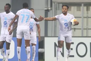 Nguyễn Xuân Son từng chơi bóng ở sân cỏ nhân tạo Jalan Besar ra sao?