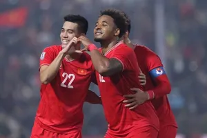 Nguyễn Xuân Son - Tiến Linh so tài với Suphanat - Gustavsson