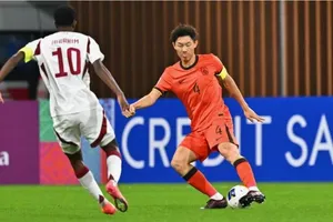 Chủ nhà Trung Quốc thắng trận đầu nhưng đường đi World Cup không cao