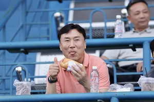 HLV Ha Hyeok-jun sang Bình Dương “gặm” bánh mì, xem “giò cẳng" tuyển Việt Nam