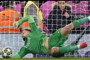 Thủ môn Donnarumma luôn "son" trên đất Anh