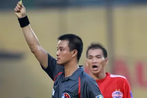 Thầy ngoại đau đáu với sự dễ dãi đang giết bóng đá Việt