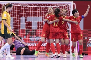 Chủ nhà Trung Quốc 'vượt núi' sáng cửa vào tứ kết