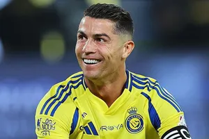 Tiền đạo Ronaldo lại cho Messi “ngửi khói” về thu nhập