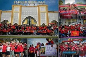Chùm ảnh fan "Quỷ đỏ" tại Bukit Jalil xem trận ASEAN- All Stars-MU