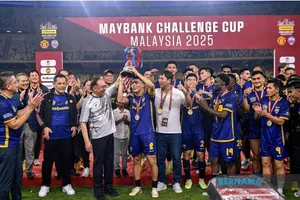 Fan đặc biệt của MU - Thủ tướng Anwar Ibrahim chúc đội trụ hạng mùa sau