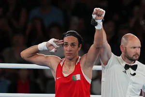 Muốn bảo vệ ngôi vô địch võ sĩ Imane Khelif phải...phẫu thuật