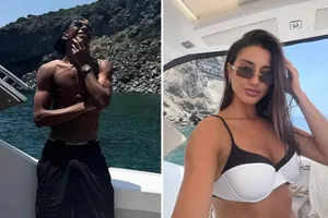 Tiền vệ Yamal lái “máy bay khủng”