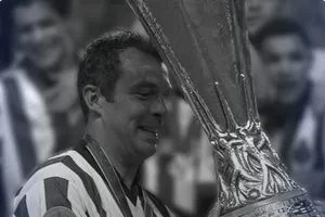 Học trò của Mourinho qua đời, công bố quyết định của VAR ngay trên sân