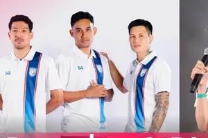 Madam Pang đi rao bán áo cứu bóng đá Thái Lan