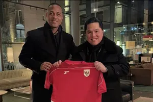 HLV Patrick Kluivert ký hợp đồng trọn đời với đội tuyển Indonesia nếu... 