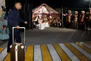 Chùm ảnh CLB Real Madrid ngồi 12 giờ bay đến Trung Á đá UEFA Champions League