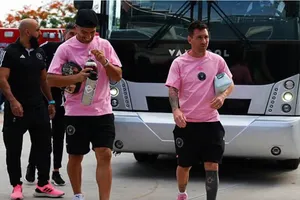 Clip Messi ký hợp đồng mới giữa công trường đang xây dựng