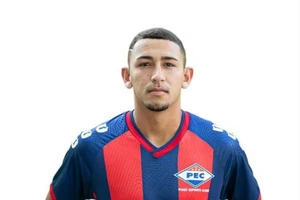 Cầu thủ Brazil qua đời vì đâm vào bò