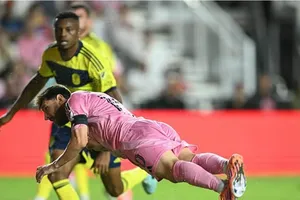 Messi 'phóng ngư lôi' ghi bàn dũng mãnh