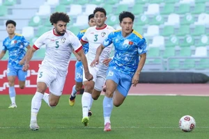 U-23 Việt Nam thua để mà thắng, bóng đá Malaysia bị cảnh sát sờ gáy