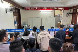 Xếp hàng cấp phiếu lý lịch tư pháp là do khâu tiếp nhận của Hà Nội 