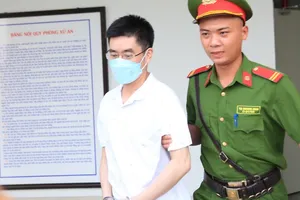 Bị cáo cựu điều tra viên 'xét hỏi' chủ doanh nghiệp trong phiên tòa chuyến bay giải cứu