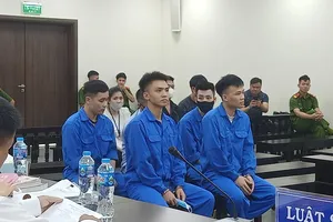 Làm giả CMND để chiếm đoạt tiền của khách hàng mở thẻ tín dụng