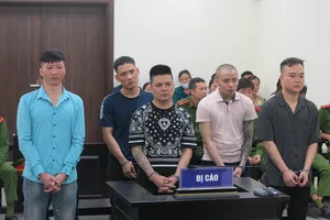 Nhóm cho vay lãi nặng đe dọa, tạt sơn nhà con nợ 