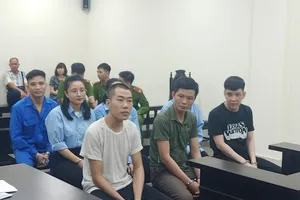 'Nữ quái" chiếm đoạt tài khoản ngân hàng từ số điện thoại lãnh 21 năm tù