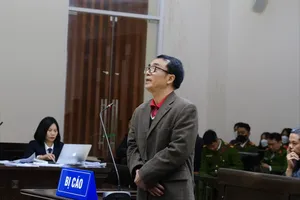 Chủ công ty sách lậu giữ từ chối trả lời mọi câu hỏi của luật sư ông Trần Hùng