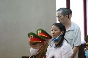 Hoãn xử vụ mẹ nữ sinh giao gà vì bị cáo ngất xỉu