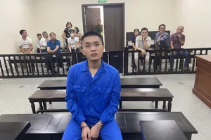 Đang ngồi ở thềm nhà, người đàn ông ở Hà Nội bị họ hàng xông vào hành hung