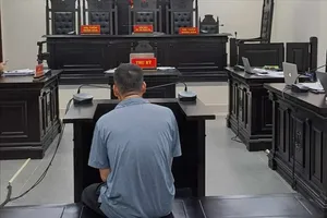 Có người lớn ở nhà, vẫn ngang nhiên xâm hại bé gái