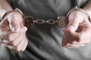 Hỗn chiến vì bị nhìn đểu giữa ngã tư ở Hà Nội