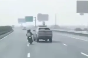 Nhân viên tuần đường ép xe máy trên cao tốc Pháp Vân - Cầu Giẽ khiến một thiếu nữ tử vong