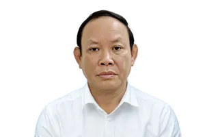 Món quà đặc biệt trong túi xách màu trắng gửi tặng cựu Chủ tịch NXB Giáo dục