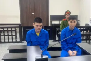 Chỉ từ xô xát nhỏ, hai thanh niên truy sát nhân viên quán karaoke 