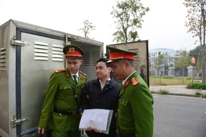 Hình ảnh các bị cáo được dẫn giải đến phiên tòa chuyến bay giải cứu giai đoạn 2