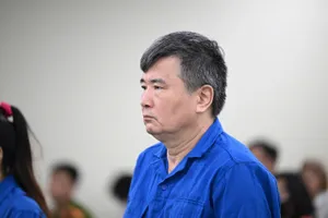 Nữ đại gia xăng dầu mời cựu vụ phó lựa sổ hồng để 'biếu anh nhà Sài Gòn'