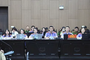 Đánh bạc 10 triệu USD, ra tòa nói bị u mê, đang ăn chay hướng thiện...