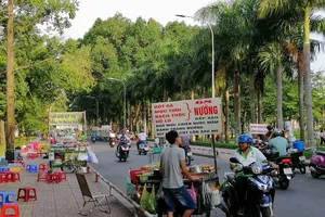Hàng loạt công viên trở nên nhốn nháo vì hàng rong