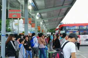 Người dân miền Tây tất bật trở lại Sài Gòn