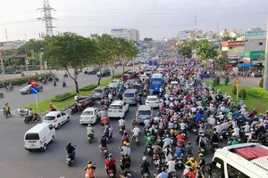 Chùm ảnh: Kẹt xe kinh hoàng tại quốc lộ 13