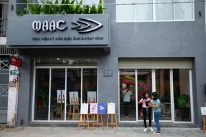 Giới trẻ TP.HCM thích thú tham gia triển lãm 'Loài Plastic'