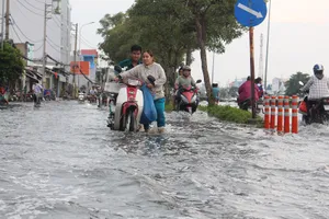 Cận cảnh: Triều cường làm nhiều xe chết máy ở quận 8