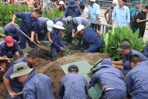 Chống 'lũ' tràn vào nhà, người dân quận 8 ra sức đắp đê