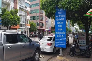 Đề xuất 5 giải pháp để 'dẹp' tiêu cực thu phí đỗ xe lòng đường