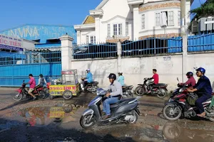 Dân quận 12 hồi hộp qua 'giếng nước' giữa đường