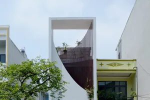 Lạc về tuổi thơ trong ngôi nhà hoa nắng