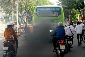 Thanh tra Sở GTVT kiểm tra khí thải tại Bến xe Miền Tây