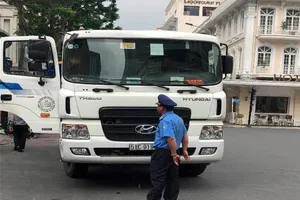 Thu hồi phù hiệu 1 ô tô xitec chạy sai tuyến tại TP.HCM